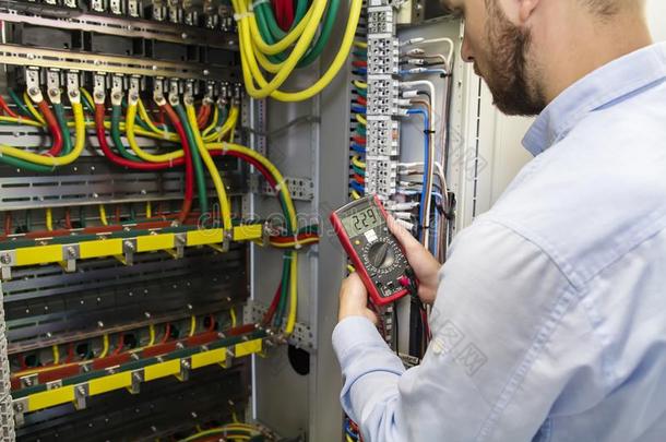 电工工程师测试卷缆柱连接关于高的电压