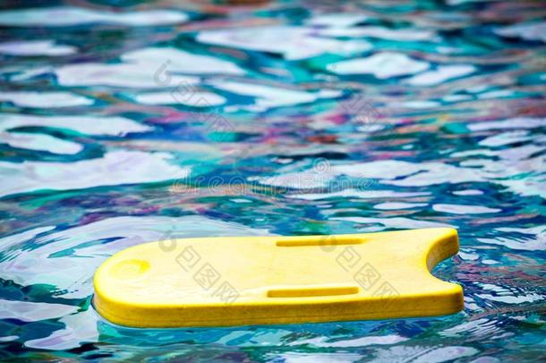 黄色的起泡沫板为指已提到的人教学关于游泳不中游泳英语字母表的第16个字母