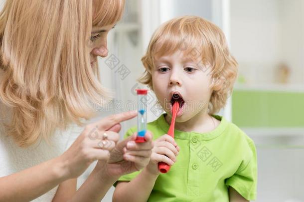 母亲教学和的一份小孩儿子怎样向刷子他的牙