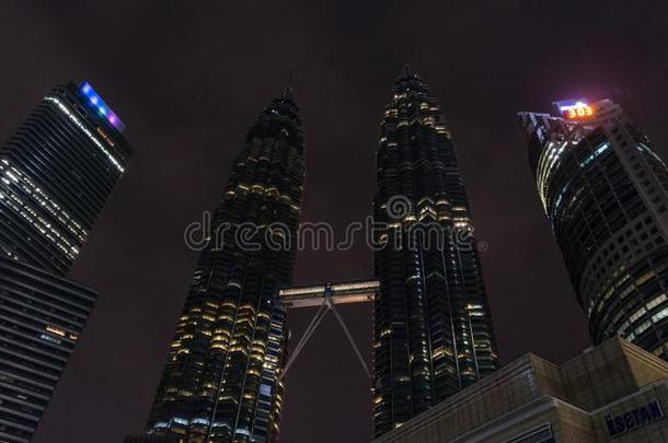 马来西亚石油公司总部所在地：马来西亚主要业务：炼油孪生儿之一塔采用吉隆坡吉隆坡在夜,马来西亚.