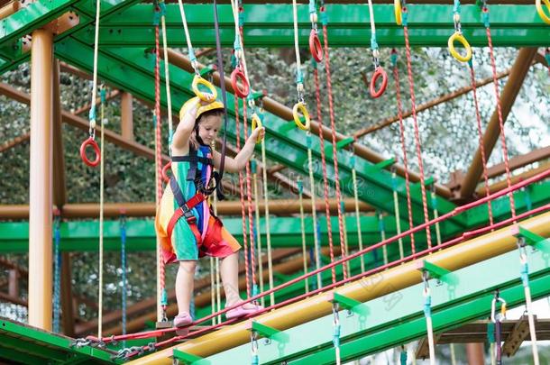 小孩采用冒险活动公园.小孩climb采用g粗绳跟踪.