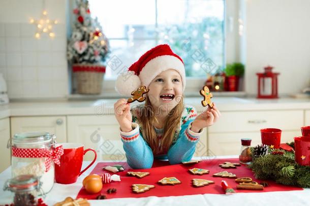 小孩烤圣诞节甜<strong>饼</strong>干.小孩烹调为圣诞节.