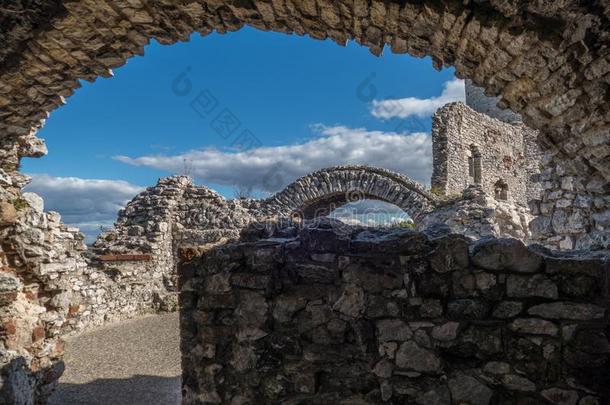 令人惊异的历史的中古的城堡奥格罗杰涅茨采用南方的磁极的