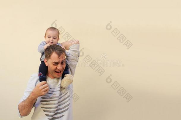 婴儿向父亲颈抢先他的头发