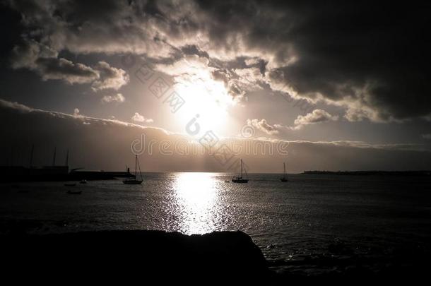 日落越过小艇船坞采用沙漠中的盆地布兰卡港,兰萨罗特岛岛.