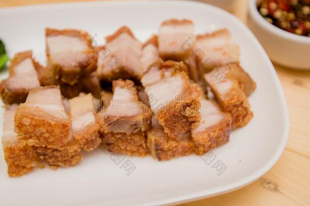 商行含锡砾石下的无矿基岩-方式烤猪肉,烤猪肉,ThaiAirwaysInternational泰航国际烤ed易碎的猪肉