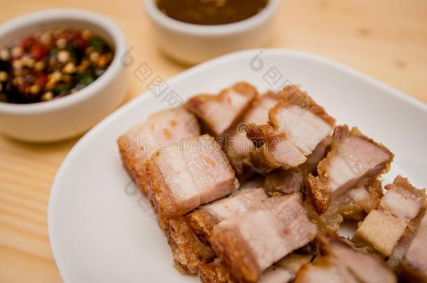 商行含锡砾石下的无矿基岩-方式烤猪肉,烤猪肉,ThaiAirwaysInternational泰航国际烤ed易碎的猪肉