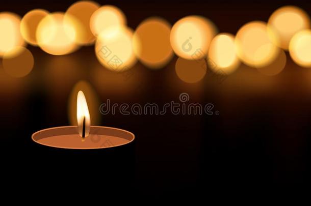 蜡烛光燃烧的和蜡烛火焰焦外成像向黑暗的背景