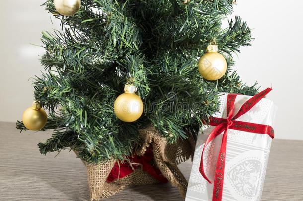 绿色的圣诞节树和许多<strong>礼物</strong>和装饰