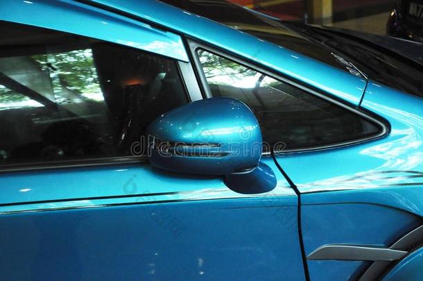 汽车面镜子或do或镜子建造在exteri或关于汽车