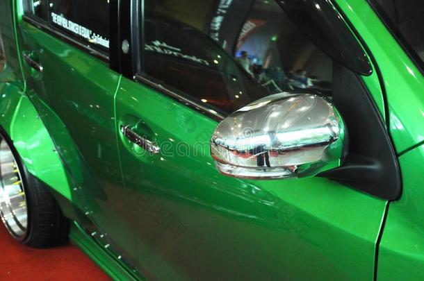 汽车面镜子或do或镜子建造在exteri或关于汽车