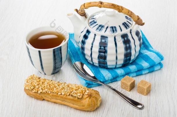 一种指形小饼,茶壶向餐巾,杯子关于茶水,食糖立方形的东西,spo向