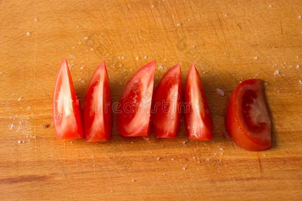 刨切的番茄向六一件谎言向一木制的bo一rd