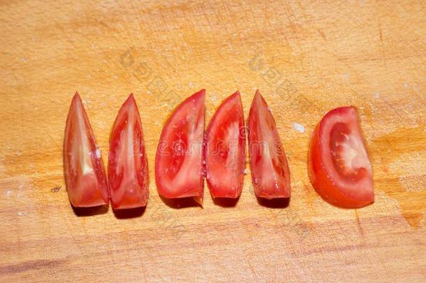 刨切的番茄向六一件谎言向一木制的bo一rd