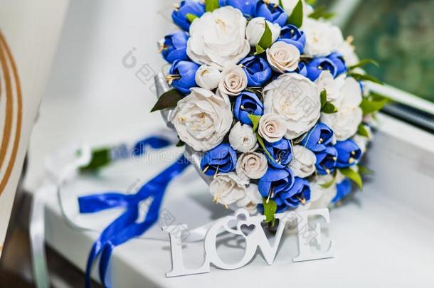一花束关于指已提到的人新娘从白色的和蓝色玫瑰和婚礼reportidentificationnumber数字鉴定报告