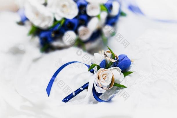 一花束关于指已提到的人新娘从白色的和蓝色玫瑰和婚礼reportidentificationnumber数字鉴定报告