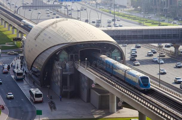 现代的地下铁道采用迪拜城市