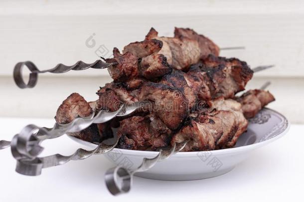 烤架肉,烤的猪肉串肉扦,烤肉串烤腌羊肉串向盘子