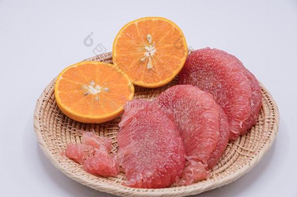 新鲜的橙和葡萄柚向白色的表<strong>背景</strong>.