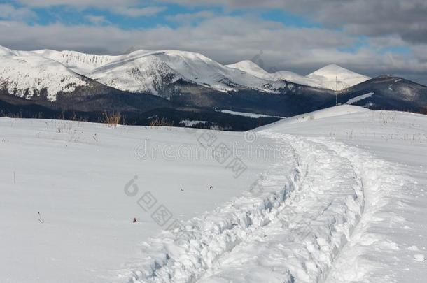 雪橇跟踪和脚印向<strong>冬山</strong>小<strong>山</strong>顶