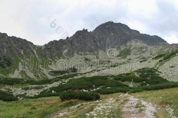 下方的部分关于弗库茨卡落水洞山谷采用汽车品牌名称--捷克mounta采用s