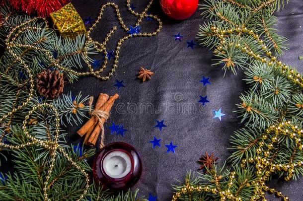 黑的皮背景和圣诞节树树枝金银丝织品行