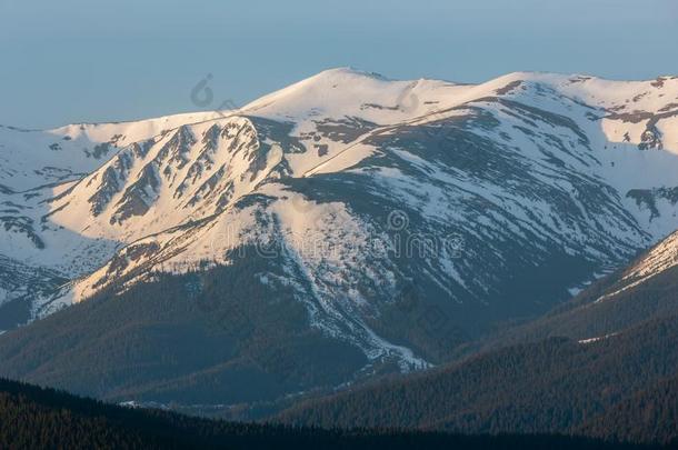早晨春季喀尔巴阡山脉的山