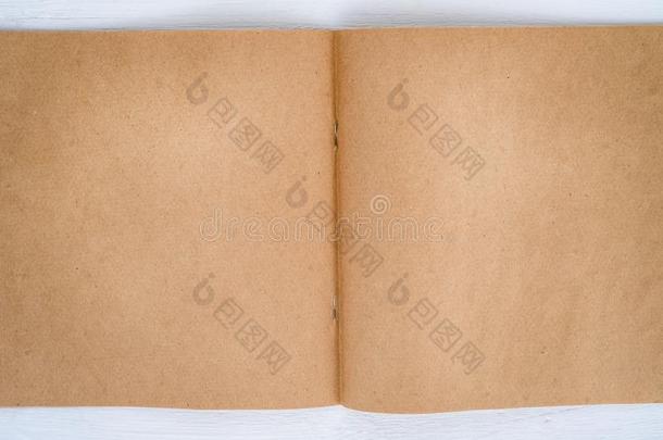 空白的便条簿关于牛皮纸纸向白色的背景
