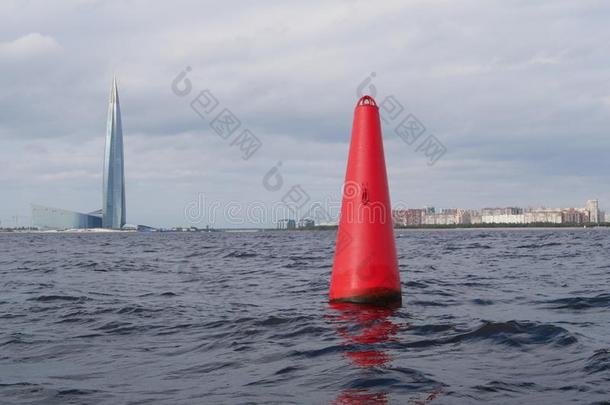 红色的浮标和<strong>摩天轮</strong>.波罗的海的海采用秋.