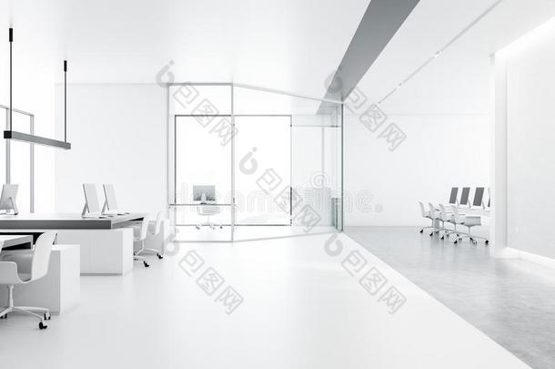 白色的办公室内部,会议房间和敞开的空间