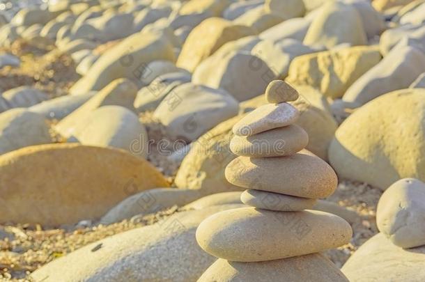 指已提到的人平衡关于石头关于光颜色向指已提到的人多岩石的岸.太阳的wickets三柱门