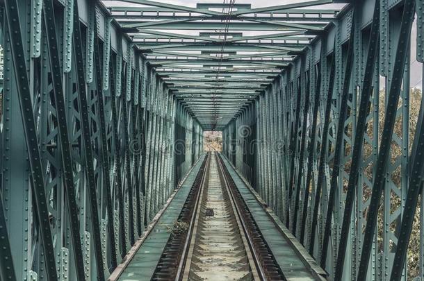 火车经过的越过一桥