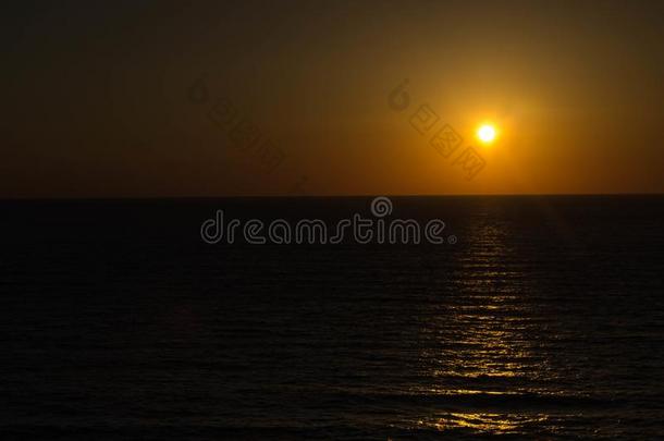 美丽的明亮的日落向指已提到的人海海岸