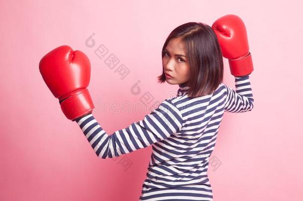 年幼的亚洲人女人和<strong>红色</strong>的<strong>拳击拳击</strong>手套.