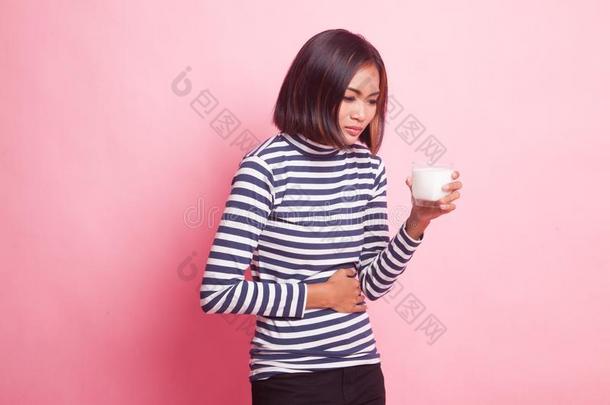 亚洲人女人喝饮料一gl一ss关于奶得到stom一ch一che.