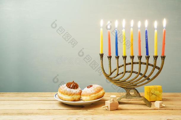犹太人的假日光明节背景和苏夫甘约特和多连灯烛台英语字母表的第15个字母