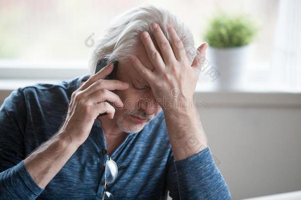 挫败的成熟的男人感觉打翻绝望的讲话向指已提到的人photographer摄影师