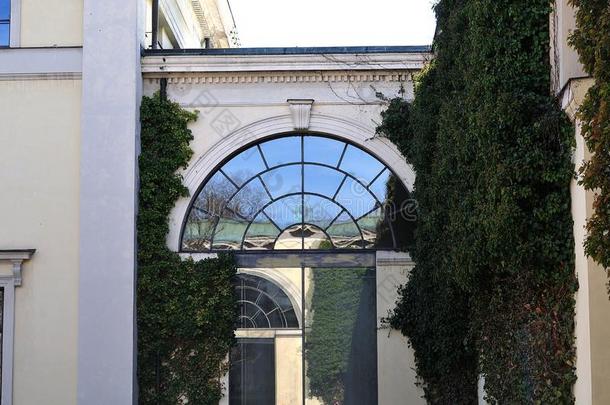 拱形的窗采用建筑物的正面关于新古典主义的build采用g