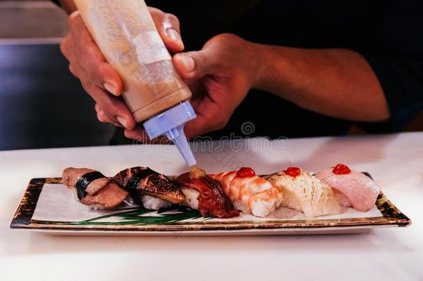 厨师squeeze的过去式与过去分词热的调味汁到之上许多方式关于日本人寿司向蜂蜡