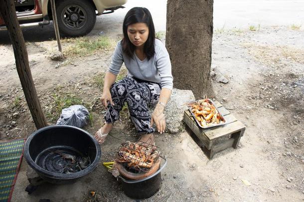 ThaiAirwaysInternati向al泰航国际女人人烹饪术烧烤虾或对虾向制动火箭炉