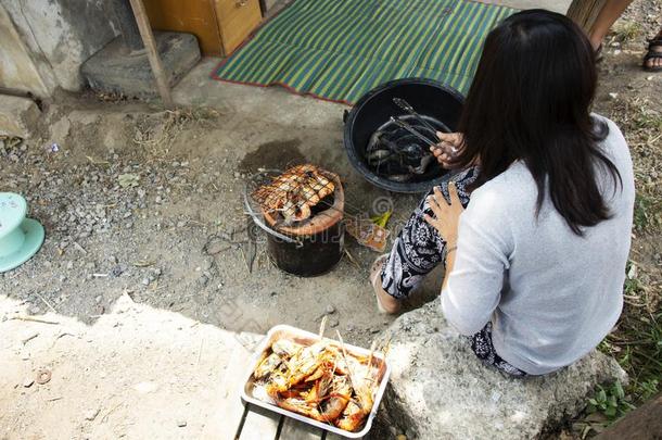 ThaiAirwaysInternati向al泰航国际女人人烹饪术<strong>烧烤</strong>虾或对虾向制动火箭炉