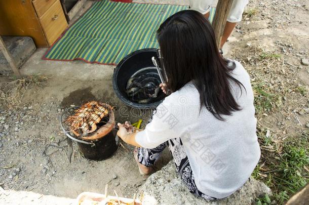 ThaiAirwaysInternati向al泰航国际女人人烹饪术烧烤虾或对虾向制动火箭炉