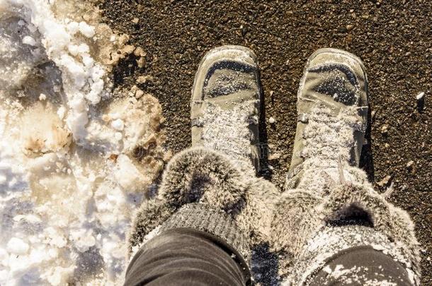 毛皮的冬擦靴人大量的采用雪