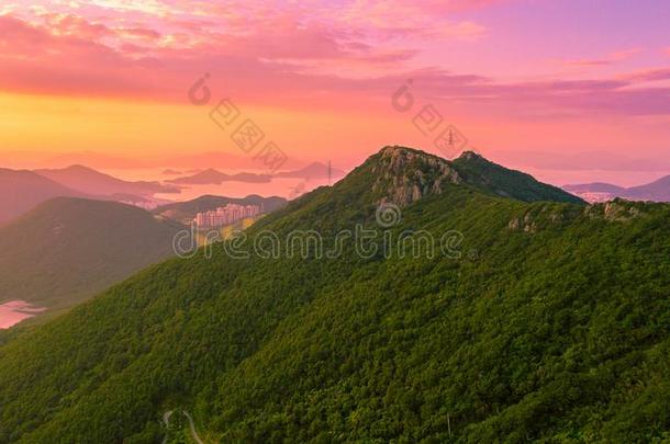 空气的全景画看法关于句容山山和日落采用戈伊。