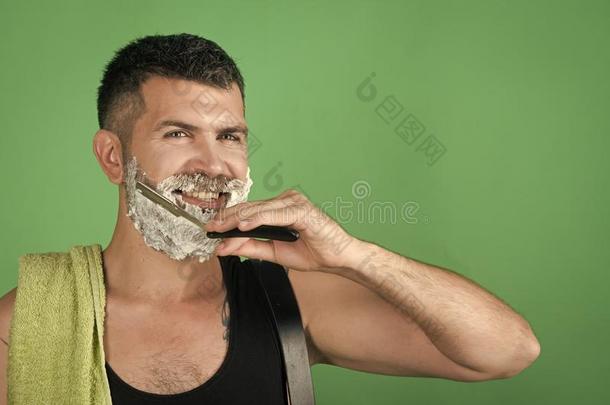 男人将切开胡须和胡子和剃刀和剃胡子凝胶.