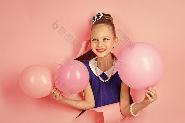 小的女孩和发型拿住气球.小的女孩小孩和