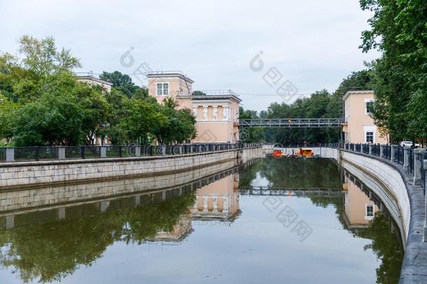 亚乌扎河河和两个水闸关于Syromathunsky自来水厂将军