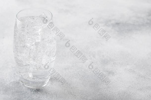 玻璃关于发火花的水柠檬<strong>汽水喝</strong>和冰立方形的东西和泡泡糖
