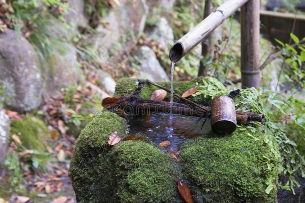 传统的日本人人造<strong>喷泉</strong>Tsukubai