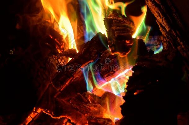富有色彩的跳舞火焰营火